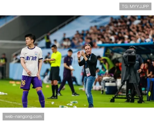 【2026年4月中超联赛·赛中·花絮场边花絮：梅州客家主场上空出现无人机，比赛短暂中断后恢复