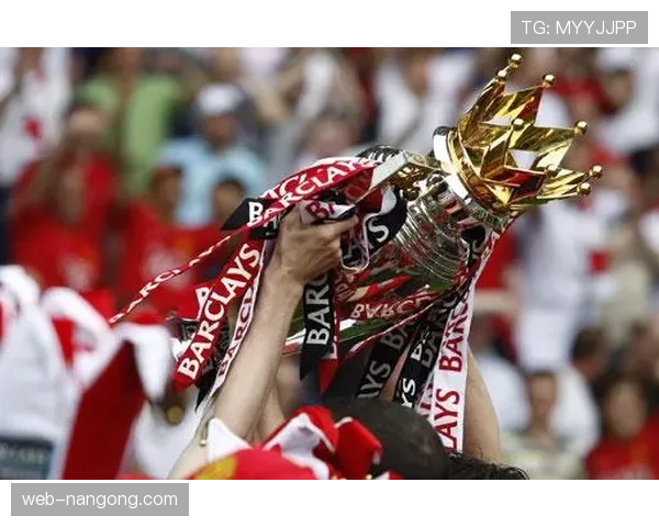 活动通讯：“英超冠军奖杯巡回展”抵达曼彻斯特，吸引数千球迷